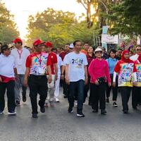 keakraban-presiden-saat-jalan-sehat-di-makassar