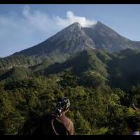 sosok-pendaki--di-gunung-merapi