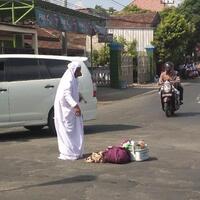 ini-penampakan-nenek-yang-bikin-heboh-salat-di-tengah-jalan