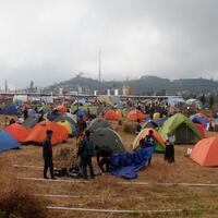 meski-dingin-wisatawan-pilih-dirikan-tenda-saat-dcf