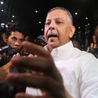 pengawal-dirut-pln-menghalangi-kerja-wartawan