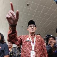 berbatik-saat-tiba-sandiaga-uno-keluar-pakai-kaus-berkerah