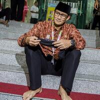 sandi-tinggalkan-anies