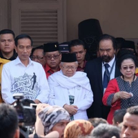 pakai-sarung-hijau-ma-ruf-amin-doakan-korban-topan-dan-badai-sebelum-daftar-di-kpu