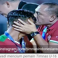 detik-detik-kecupan-mesra-ketum-pssi-ke-pemain-timnas-u-16