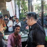 pakai-kaos-quottetap-jokowiquot-pemuda-ini-diamuk-massa-ganti-presiden-di-makassar