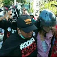 kericuhan-terjadi-di-depan-hotel-tempat-neno-warisman-menginap