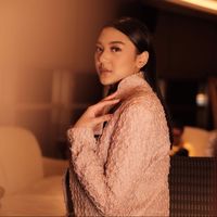 foto-foto-putri-tanjung-anak-super-tajir-yang-gayanya-sederhana-banget