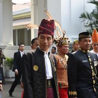 upacara-peringatan-hut-ri-ke-73-jokowi-berpakaian-adat-aceh