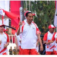 torch-relay-di-istana-obor-yang-dipegang-jokowi-mati
