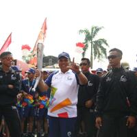 direktur-utama-dan-presiden-persija-jakarta-bawa-obor-asian-games-2018