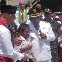 siswa-smp-di-ntt-pemanjat-tiang-dapat-beasiswa-pln-sampai-s1