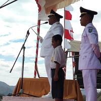 aksi-heroik-siswa-smp-ntt-sambung-tali-penggerek-bendera