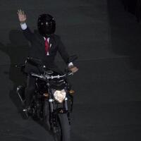 ini-dia-jokowi-versi-kw-yang-atraksi-pakai-yamaha-fz1-di-pembukaan-asian-games-2018