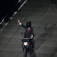 2-gaya-gaul-jokowi-saat-pembukaan-asian-games-2018