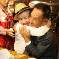 mengharukan-keluarga-yang-terpisah-akibat-perang-di-korea-akhirnya-kembali-bertemu