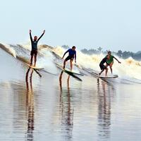 gak-perlu-ke-pantai-di-sini-bisa-selancar-di-sungai