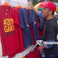 penjual-kaos-2019gantipresiden-di-komplek-masjid-an-nur-diserbu-masa