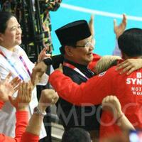 atlet-pencak-silat-peluk-jokowi-prabowo-ketua-golkar-luar-biasa