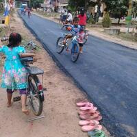 bahagia-plus-haru-mereka-melepas-sandal-di-jalan-aspal-baru