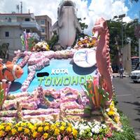 kendaraan-berhias-panorama-laut-sulut-berjejer-di-kota-manado