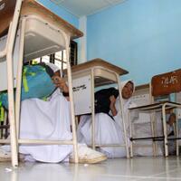 sejumlah-pelajar-di-aceh-lakukan-simulasi-gempa-dan-tsunami