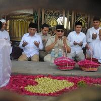 ziarah-ke-makam-syaikhona-kholil-bangkalan-prabowo-kita-kulo-nuwun