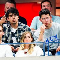 nonton-tenis-joe-jonas-dan-sophie-turner-ciuman-mulu