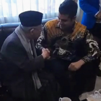 dipandu-ma-ruf-amin-pengusaha-muda-asal-as-ucapkan-syahadat