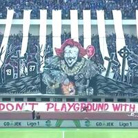 tulisan--don-t-playground-with-us--di-koreografi-raksasa-bobotoh-jadi-olok-olok