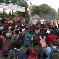 sempat-ricuh-anggota-dprd-kota-tangerang-temui-demonstran