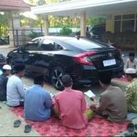viral-mobil-baru-dikelilingi-untuk-didoakan-warganet-kesannya-jadi-lebay
