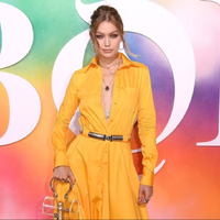 gigi-hadid-bergaya-dengan-aksesori-berupa-botol-wine-yay-or-nay