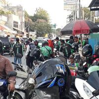 pejalan-kaki-di-bekasi-keluhkan-ojek-online-yang-parkir-di-badan-trotoar