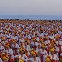 penari-tenun-bali-raih-rekor-muri