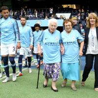 nenek-nenek-renta-saja-bela-total-manchester-city-gan-kalau-kamu-gimana