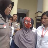 spiderman-berhijab-ini-jadi-bos-panti-pijat-plus-plus