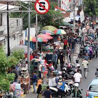 aktivitas-pkl-di-trotoar-masih-marak