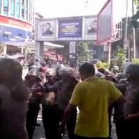 demonstran-pro-dan-kontra-jokowi-di-medan-bentrok-sejumlah-mahasiswa-diamankan