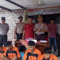 rajin--ke-masjid-5-pria-ini-ditangkap-polisi-ternyata-ini-yang-mereka-lakukan