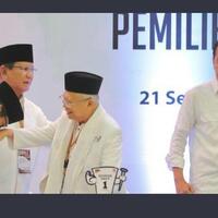 sandiaga-uno-cium-tangan-kh-ma-ruf-amin-jokowi-melotot