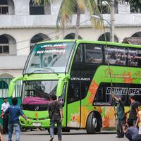 melihat-mewahnya-bus-yang-digunakan-untuk-safari-politik