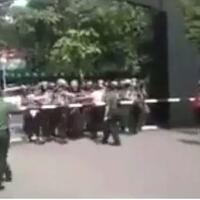 videonya-viral-di-medsos-tni-kasih-tempat-berlindung-mahasiswa-saat-ricuh-dengan-poli