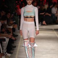 ups-masa-ada-model-dengan-3-payudara-di-milan-fashion-week