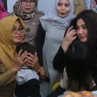 sarah-si-doel--jenguk-korban-penyekapan-di-makassar