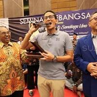 sandiaga-uno-gigit-vandel-kenang-kenangan-mahasiswa-geger
