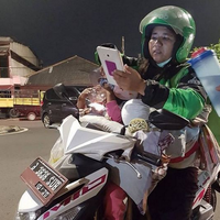 lika-liku-ibu-ngojek-sambil-bawa-2-anak-kadang-diomelin-customer