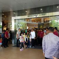 pulang-kampung-presiden-jokowi-temani-jan-ethes-bermain-di-mal