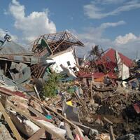 korban-gempa-cari-skripsi-anak-di-reruntuhan