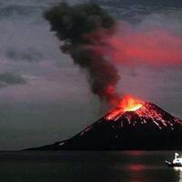 dini-hari-gunung-krakatau-muntahkan-lava-pijar--terdengar-suara-dentuman